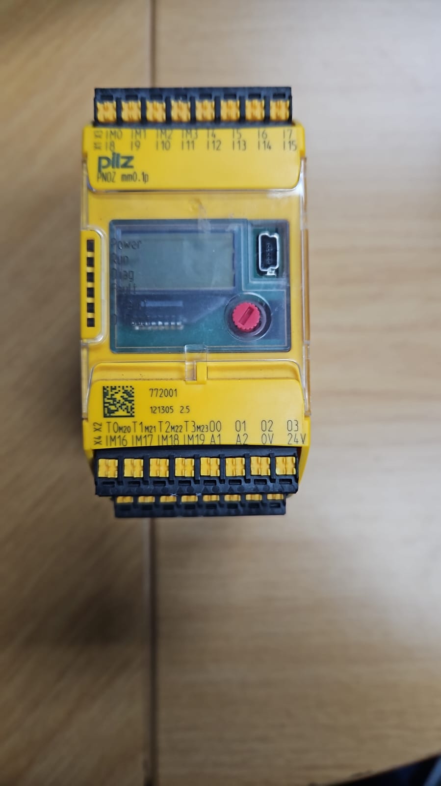 PILZ PNOZ mm0.1p - 772001 programmable safety relay 1